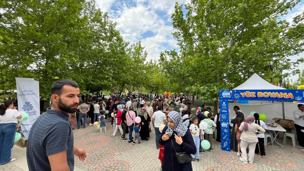 Selçuklu’da karne sevinci şenliğe dönüştü! Yüzlerce çocuk akın etti 24